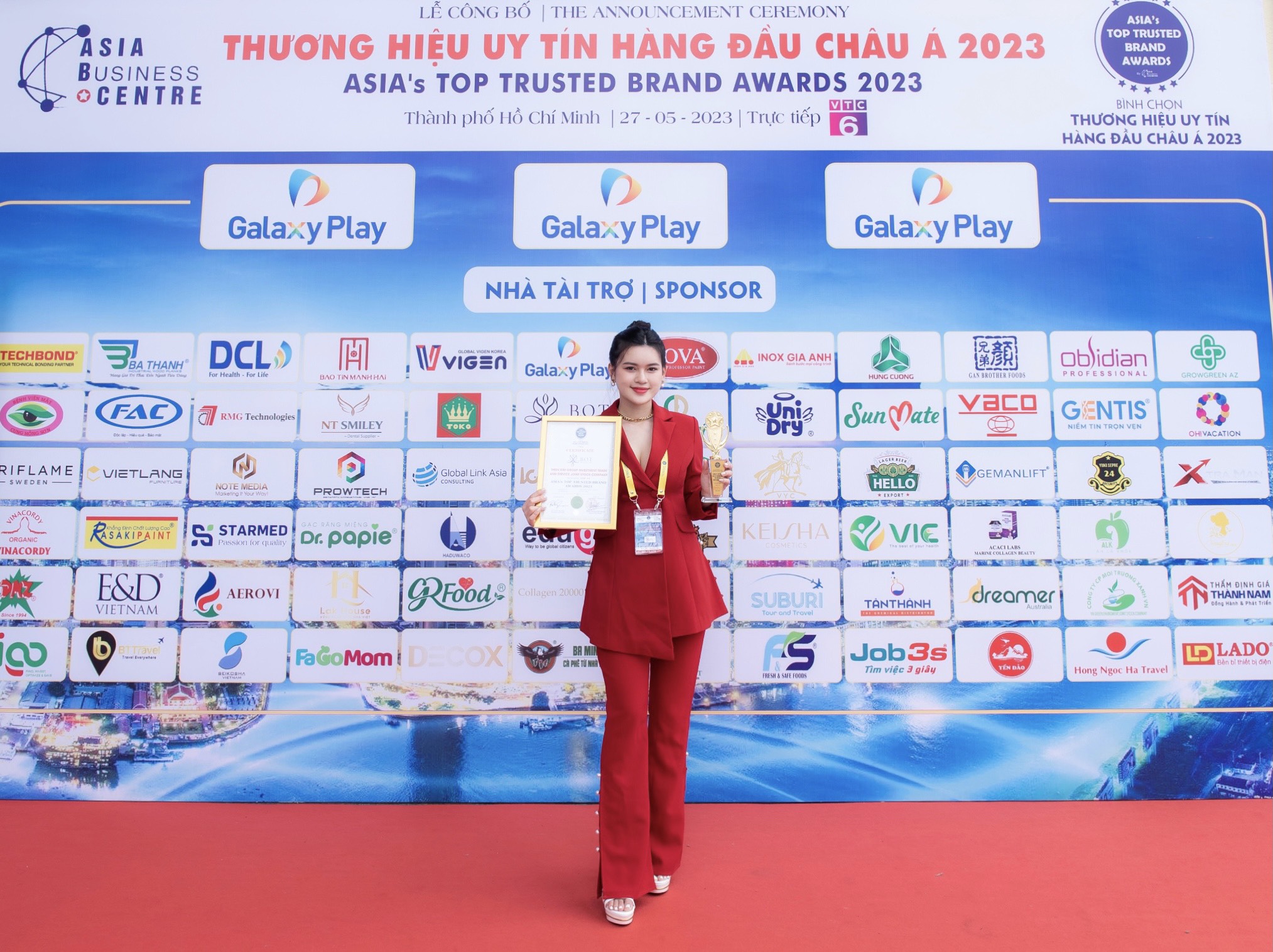 Đại diện Việt Nam nhận giải THƯƠNG HIỆU UY TÍN HÀNG ĐẦU CH U Á